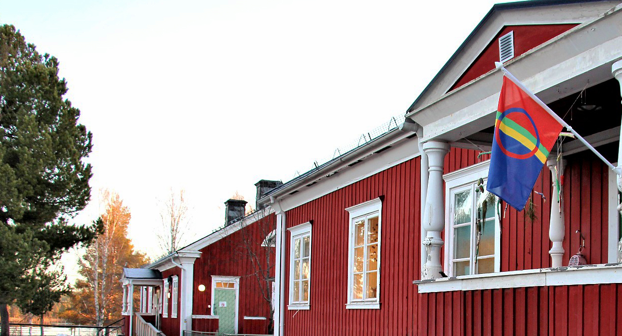 Bild framsida samiska förskolan med farstu och samiska flaggan