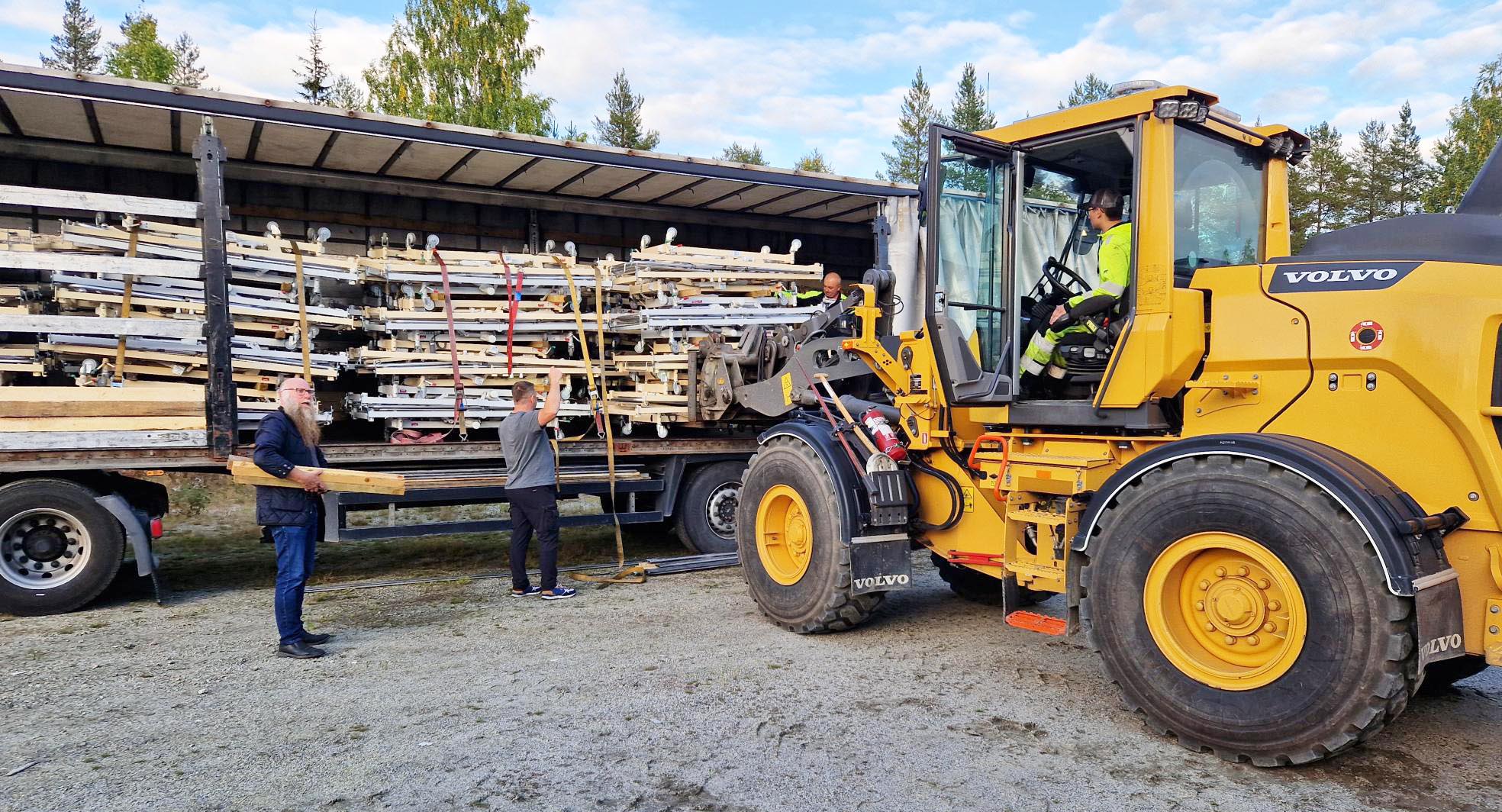 Bild när man lastar sängar med en traktor. 