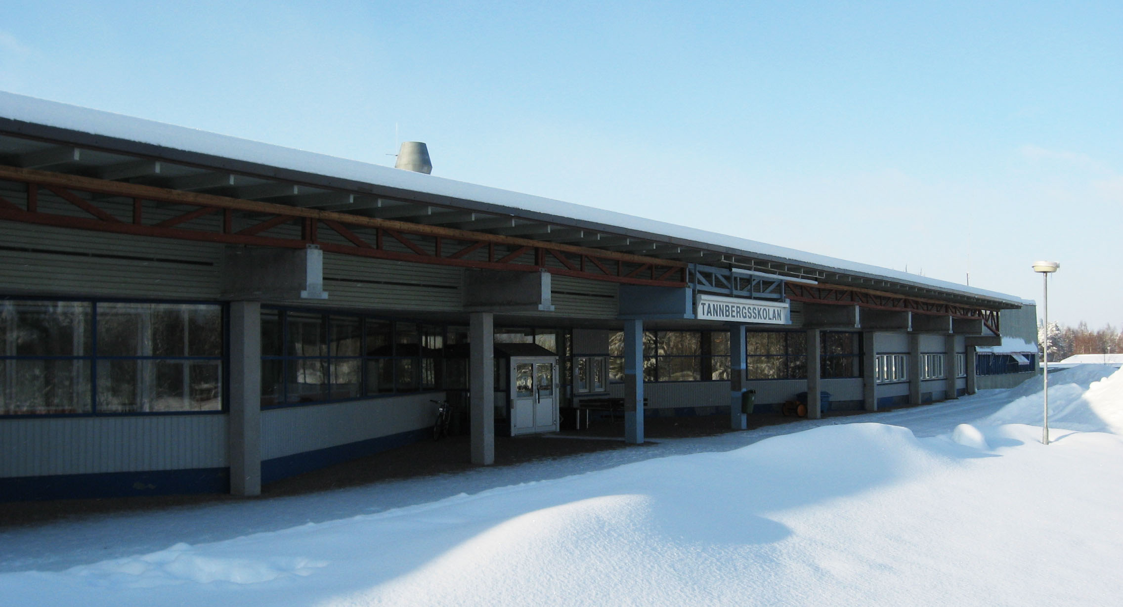 Bild på framsidan på Tannbergsskolan, vinterbild