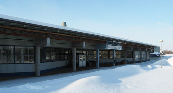 Tannbergsskolan med vinter utanför huset