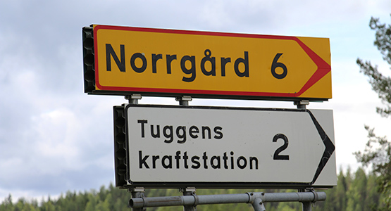 Bild på skylt där det står Tuggens kraftstation