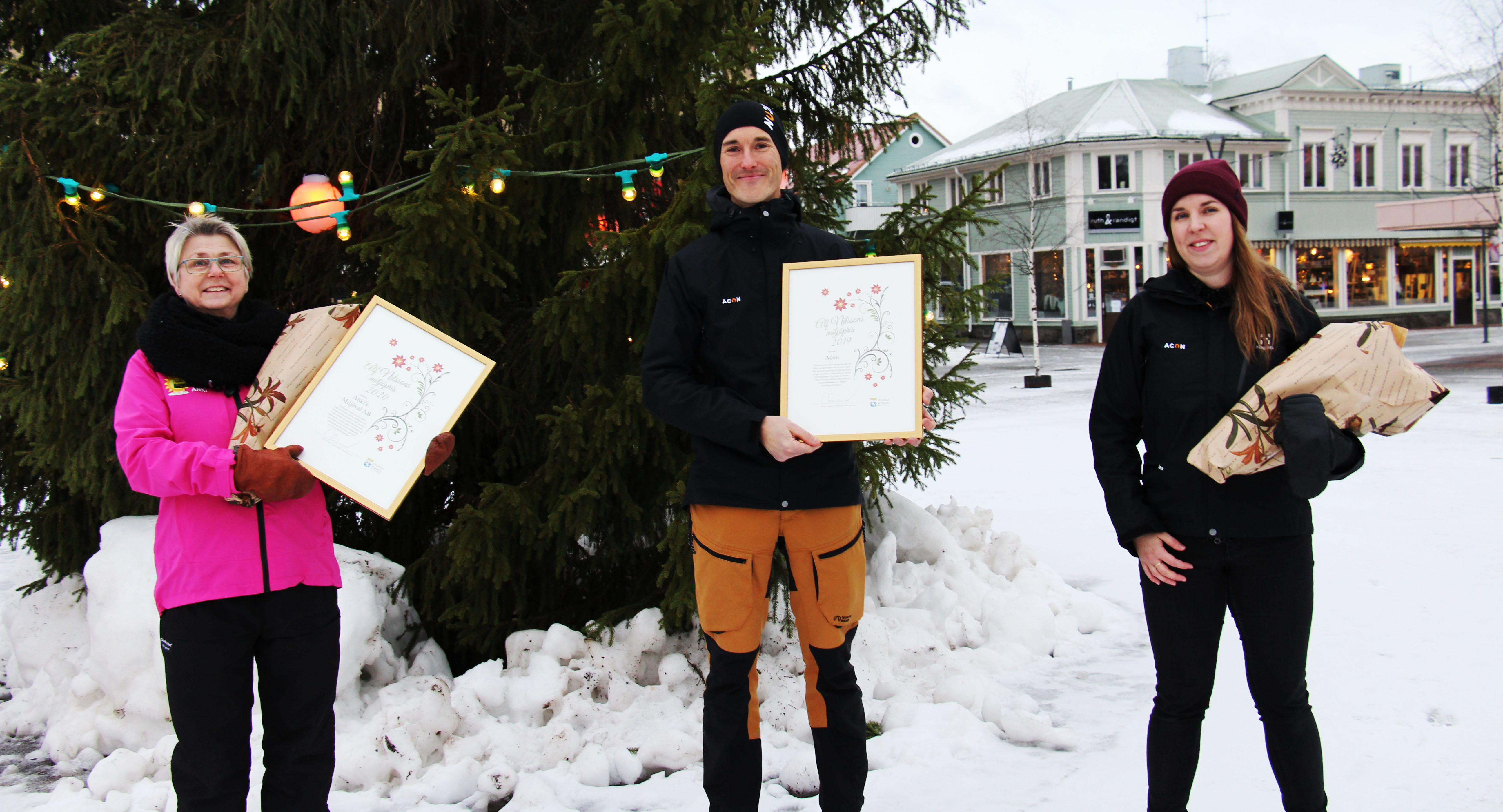 Vinnare på bild från Acon och Ankis miljöval framför en julgran. 