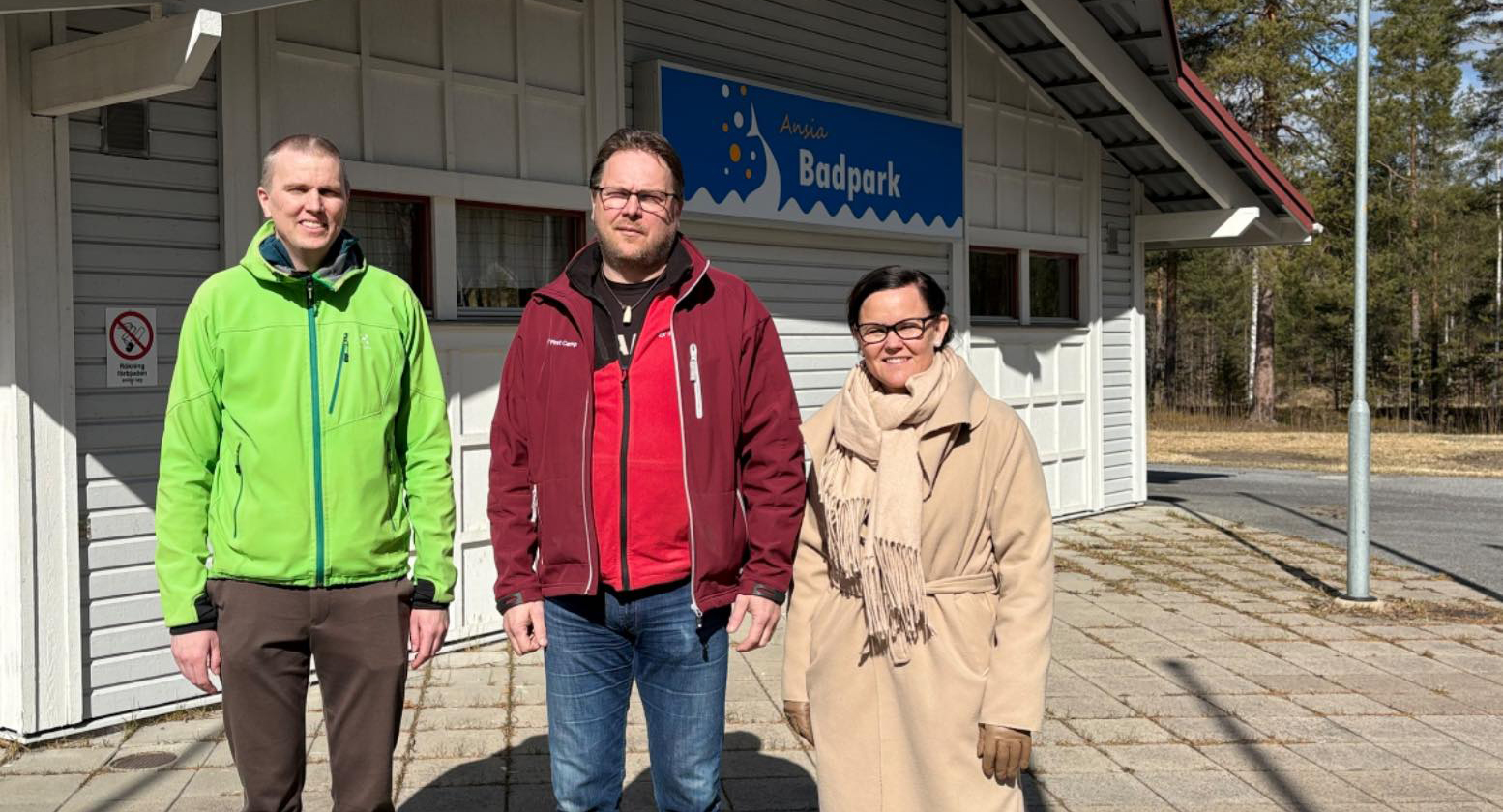 Utanför badparken, Jenny Lidqvist, enhetschef Fritid, Patrik Burman, badmästare och Anders Långström, destinationschef på First Camp Ansia i Lycksele.