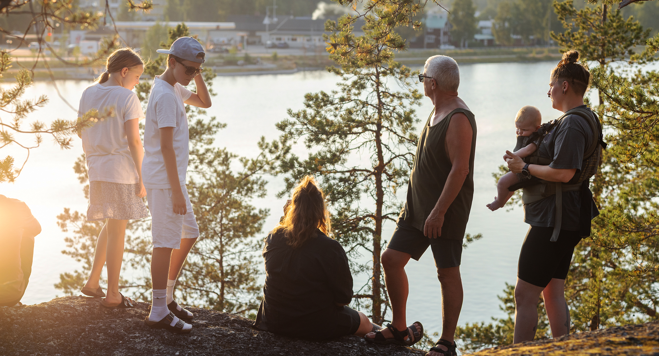 bild på människor i grupp på Korpberget på sommaren