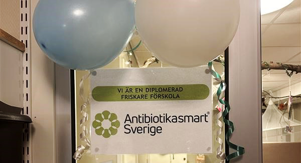 bild på skylt och ballonger på en dörr.