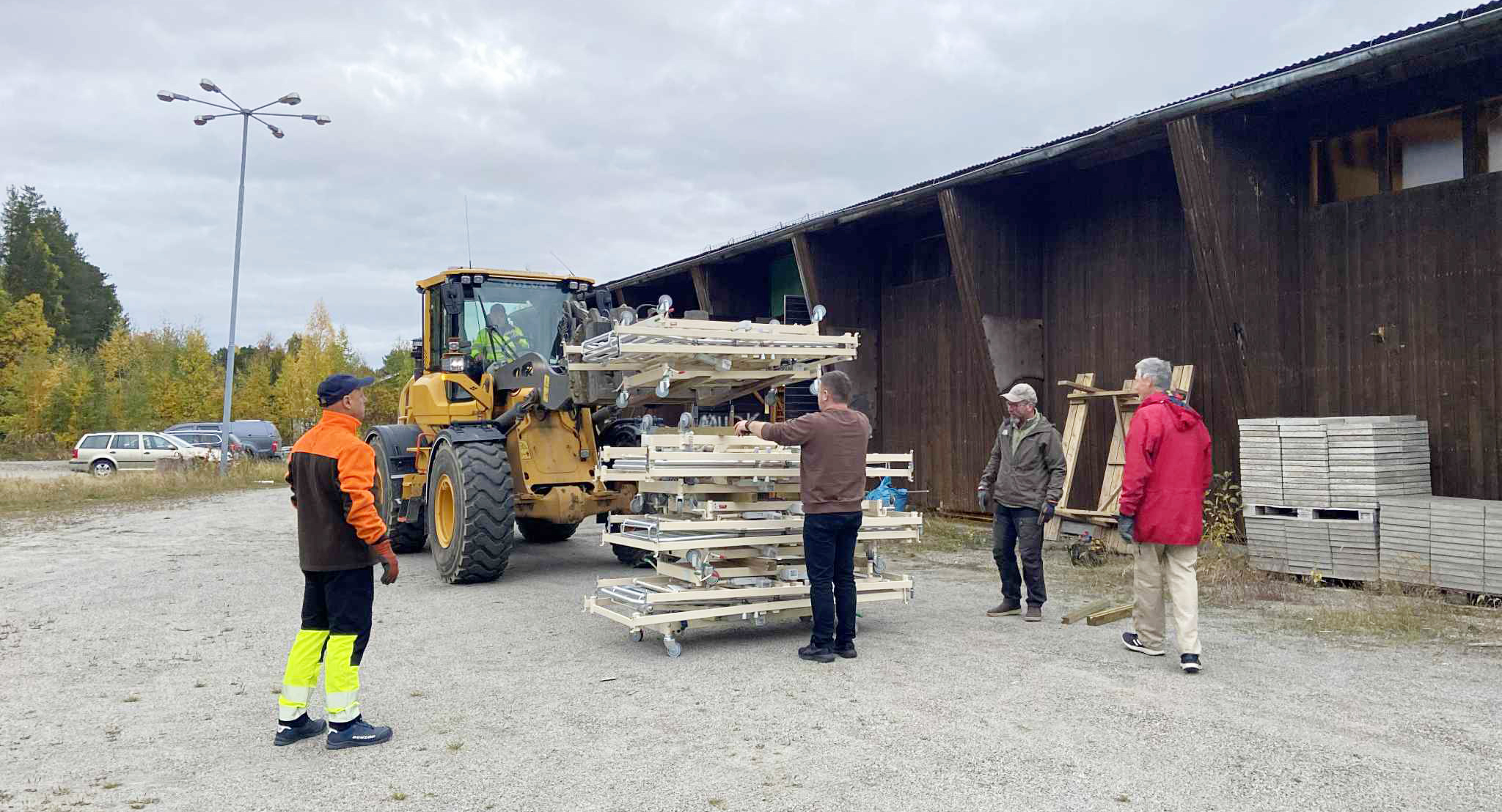 Bild när traktor lastar sängar