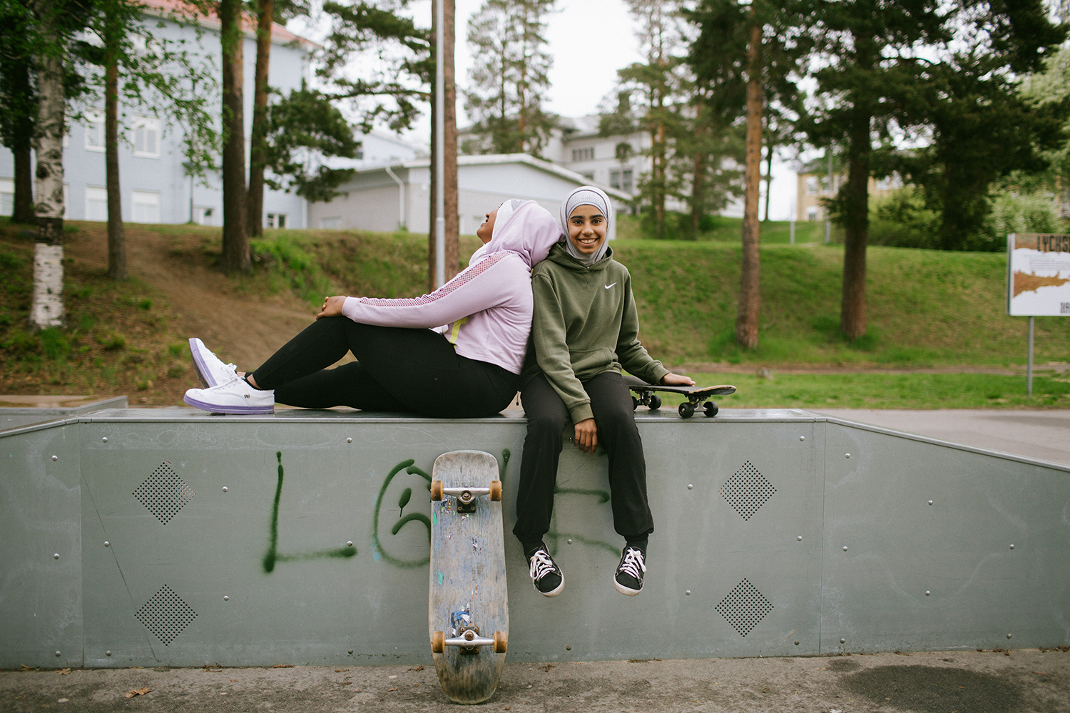 Bild på ungdomar som sitter i en skatepark