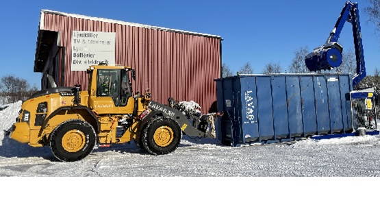 Traktor med skopa och komprimator