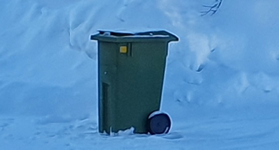 Avfallskärl i snön