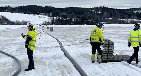 Bilden är tagen under arbetets gång. Ledningar har dragits över sjön i väntan på att sänkas ner på sjöbotten.