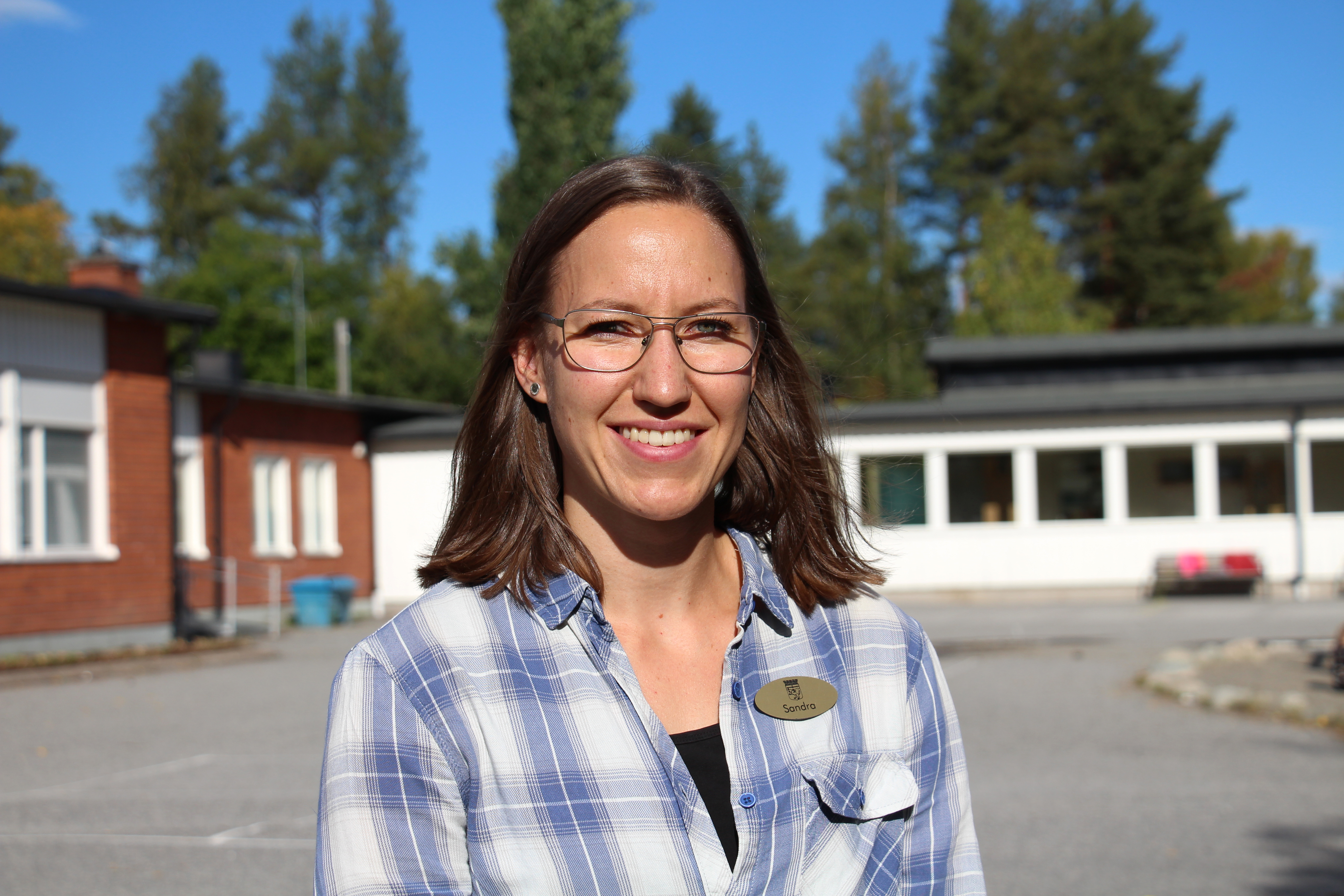 Bild på Sandra Mårtensson utanför Södermalmsskolan